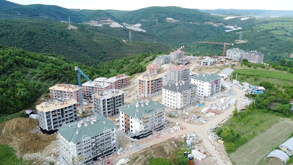 "Diğer alıcılar" kategorisindeki hak sahipleri de kura ile belirlenecek. Kura yeri ve programı daha sonra TOKİ'nin internet sayfasında açıklanacak.<br><br>Kurada, hak sahibi olamayanlar başvuru bedellerini, kura çekiliş tarihinden itibaren 5 iş günü sonrasında başvuru yapılan bankanın yetkili şubeleri ve ATM'lerinden geri alabilecek.<br><br>Hak sahibi olan ve daha sonra sözleşme imzalayanlar konutlarını borçları bitene kadar devredemeyecek, Gayrimenkul Satış İşlemleri Özel Hukuk Hükümlerine tabi olacak.