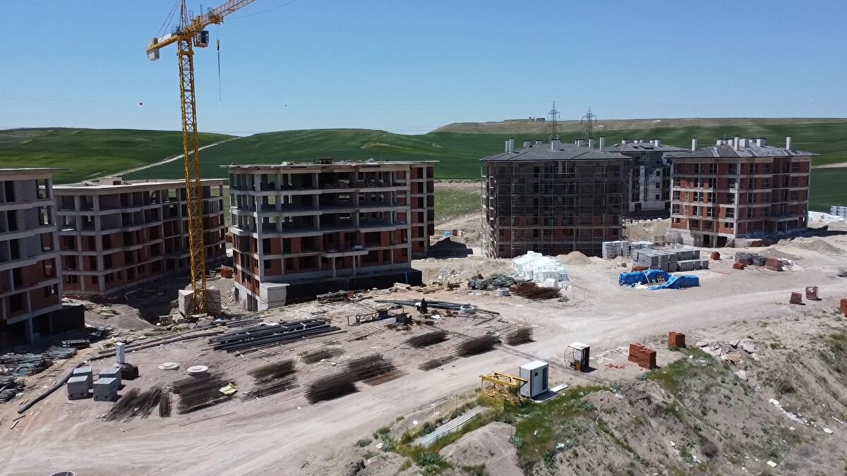 Cumhurbaşkanı Erdoğan açıklamasında, projenin ne zaman tamamlanacağına ilişkin tarih detayı verdi.<br><br>Cumhurbaşkanı Erdoğan açıklamasında, "Amacımız, ilk etap konutlarını azami 2 yıl içinde bitirip hak sahibi vatandaşlarımıza teslim etmektir. Hedefimiz tüm il ve ilçelerimizde 2023-2028 arasını kapsayan 5 yıllık süreçte 500 bin sosyal konut, 250 bin konut amaçlı arsa ve 50 bin iş yeri yapmak." ifadelerinde bulundu.<br><br>Buna göre, konut projesinde ilk etap konutlarının 2 yıl içerisinde bitmesi planlanıyor. Projenin de 5 yıl içerisinde tamamlanması bekleniyor.