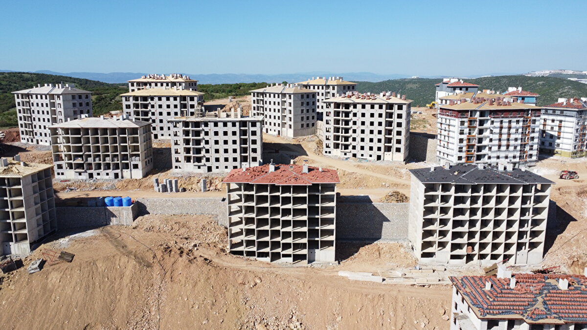 TOKİ'nin yürüteceği proje kapsamında ilk olma özelliği taşıyan, "Küçük ve orta ölçekli sanayiciye yönelik 28 ilde oluşturulacak sanayi sitelerindeki 10 bin iş yeri" için başvuru bedeli 2 bin lira olarak belirlendi.<br><br>Projenin bu ayağına başvuruda bulunacaklardan, projenin bulunduğu il nüfusuna kayıtlı veya o il sınırlarında faaliyette bulunan 18 yaşını doldurmuş Türk vatandaşı olması şartı aranacak.