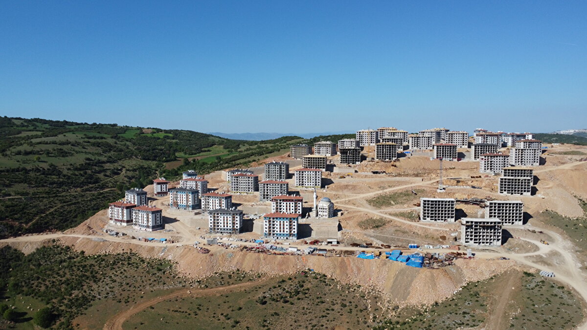 Proje kapsamında satışa sunulacak 100 bin arsa, elektrik, su ve doğal gaz altyapıları tamamlanmış, imar planları bulunan ve inşaat yapmaya hazır şekilde teslim edilecek.<br><br>Başvuru bedeli 500 lira olarak belirlenen kampanyadan faydalanmaya hak kazananlar bu arsalar üzerine kendi evlerini yapabilecek.<br><br>Başvuru şartlarını taşıyanlar arasında kura çekilecek.