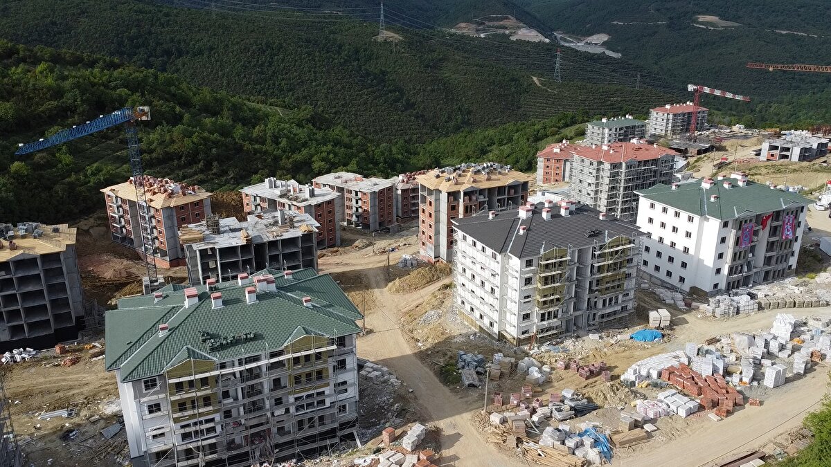 Başvuru sahipleri arasında "Hak Sahibi Belirleme Kurası", noter huzurunda, TOKİ yetkilileri denetiminde çekilecek.<br><br>Şehit aileleri, terör, harp ve vazife malulleri ile en az yüzde 40 engelli vatandaşlara ayrı ayrı konut sayısının yüzde 5’i kadar, emeklilere ve gençlere ise ayrı ayrı, konut sayısının yüzde 20'si kadar kontenjan ayrılacak. Kontenjan fazlası başvuru olması halinde hak sahipleri kura ile belirlenecek. Kura sonucu bu kategoride ev sahibi olmaya hak kazanamayanlar, "diğer alıcılar" kategorisindeki başvuru sahipleri için yapılacak kuraya dahil edilecek.