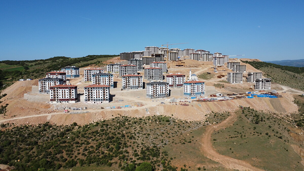 Konutların aylık taksitleri asgari ücretlilerin ödeyebileceği tutarda olacak. <br><br>Ödeme, toplam hane gelirinin yüzde 30'unu aşmayacak, 240 aya kadar vade imkanı getirilecek.<br><br>TOKİ eliyle yürütülecek konut projesi 81 ilde hayata geçirilecek, en fazla konut, olası depremin en çok etkileyeceği İstanbul'da yapılacak.<br><br>Proje kapsamındaki konutlarda yerel ve yatay mimari tercih edilecek, konutlar beş katı geçmeyecek şekilde yapılacak. Çevre dostu yapı malzemelerinin kullanılacağı evler sıfır atığa, enerji verimliliğine ve yenilenebilir enerji sistemlerine uyumlu inşa edilecek.