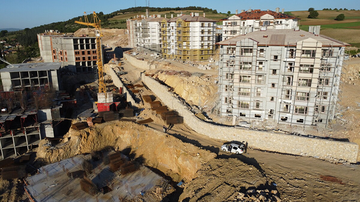 TOKİ aracılığıyla inşa edilecek konutlara, proje ili sınırları içerisinde en az 1 yıl ikamet eden veya proje il nüfusuna kayıtlı, kendisi, eşi ve velayeti altındaki çocukları üzerine ülke sınırları içinde tapuda kayıtlı konutları bulunmayan, daha önce TOKİ aracılığıyla ev satın almamış 18 yaşını doldurmuş Türk vatandaşları başvuru yapabilecek.<br><br>