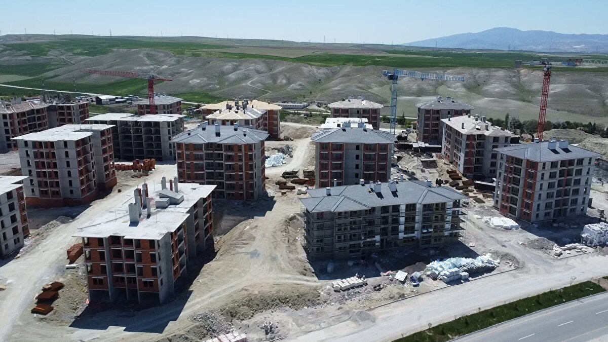 Cumhurbaşkanı Recep Tayyip Erdoğan, Cumhuriyet tarihinin en büyük sosyal konut projesiyle, iş yerlerini 350 bin liradan başlayan fiyatlar ve 2 bin 633 liradan başlayan taksitlerle, 120 ay vade ile emekçilere ve genç girişimcilere sunacaklarını bildirdi.<br><br>