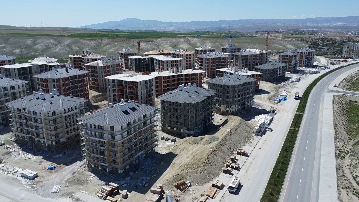 Başvurusu toplanacak konutların, adet, brüt metrekare, net metrekare ve şerefiyeli satış fiyatları, ihalesi yapıldıktan sonra belirlenecek. Konutların satışı, yüzde 10 peşin, 240 ay vadeli ve taksit başlangıçları konut teslimlerini takip eden ay itibarıyla başlayacak şekilde yapılacak.<br><br>Hak sahiplerinin konutlarına ait kalan borç bakiyesi ve aylık taksitleri her yılın ocak ve temmuz aylarında olmak üzere yılda 2 kez, bir önceki 6 aylık dönemdeki memur maaş artış oranı dikkate alınarak İdarece tespit edilen oranda artırılacak. 