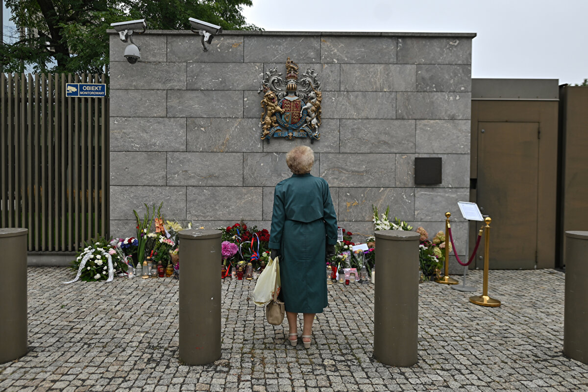 Cenaze masrafları, resmi tatiller ve gelecek yıl Kral III. Charles'ın taç giyme töreni ile Kraliçe'nin ölümü Birleşik Krallık ekonomisine milyonlarca pounda mal olacak. Avam Kamarası belgelerine göre, Kraliçenin annesinin cenaze düzenlemeleri toplamda 5,4 milyon pounddan fazlaya mal oldu, sadece polis ekiplerinin maliyeti 4,3 milyon pounda ulaştı.<br><br>