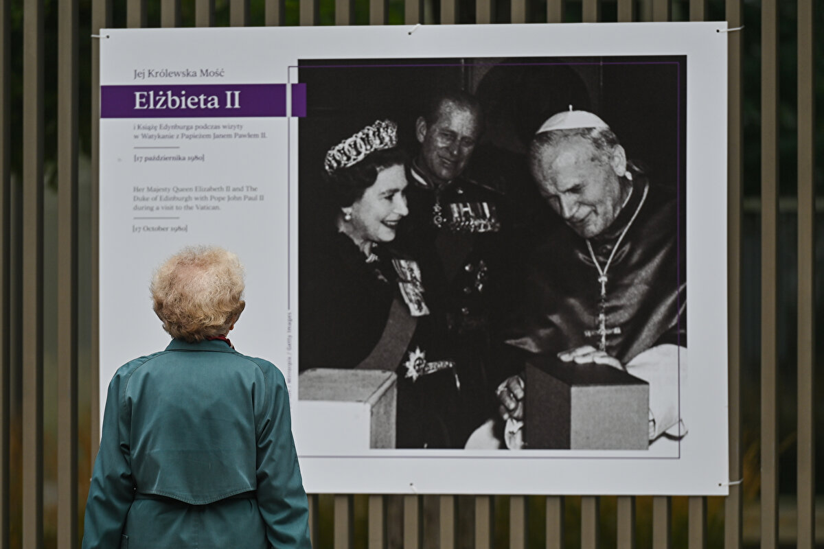 Birleşik Krallık'taki işletmelerin büyük çoğunluğu kapanacak. Premier Lig, önümüzdeki üç gün boyunca tüm oyunlarını erteledi ve cenaze günü, İngiltere'nin tamamı için resmi bir resmi tatil olacak. Ülkenin borsası da iki haftadan kısa bir süre içinde ikinci kez kapanacak.<br><br>