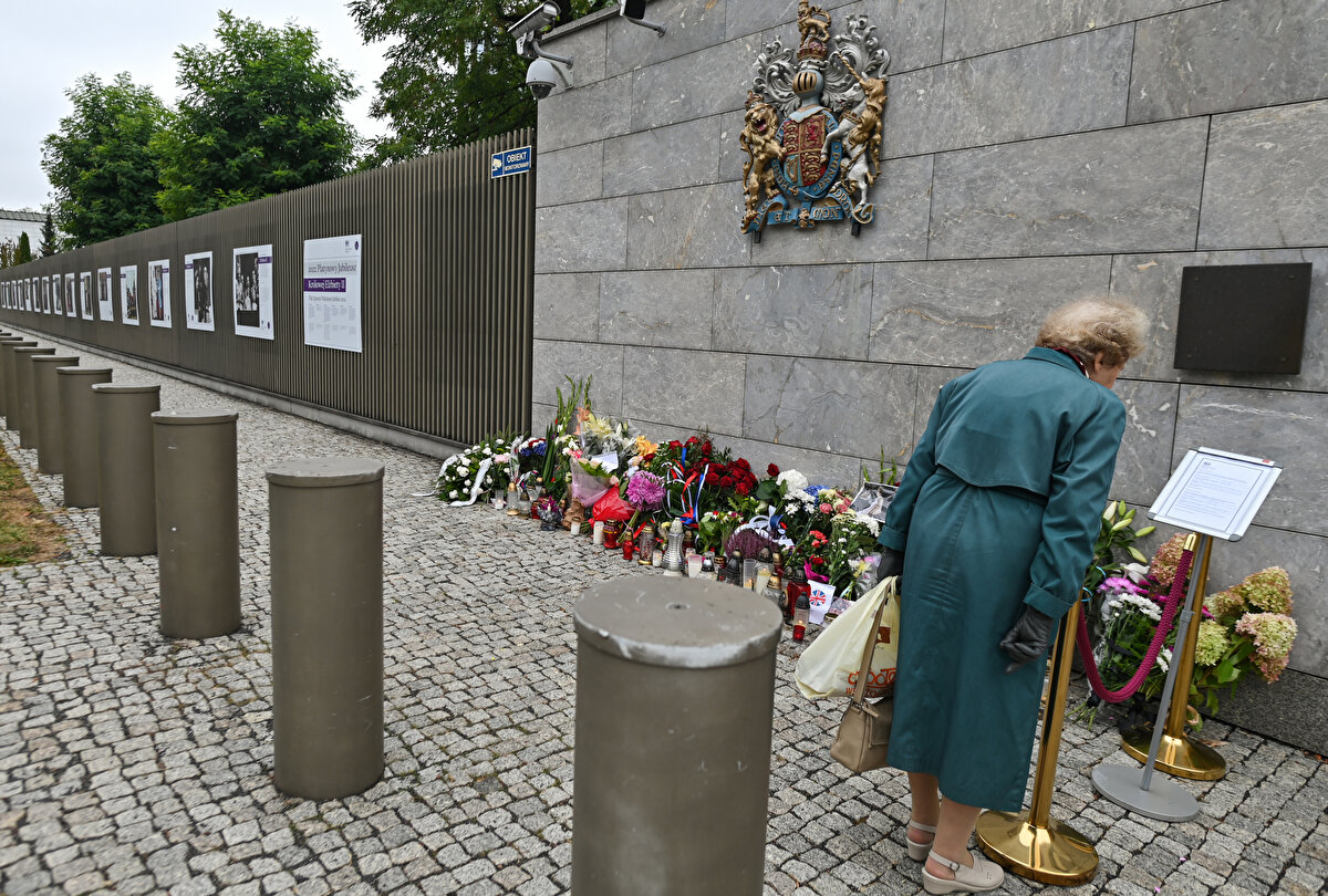 Peki, altın görünümlü arabalar, binlerce görevlinin katıldığı törenin maliyeti ne kadar?<br><br>Evening Standart bu sorunun yanıtını bulmaya çalıştı. Gazetede yer alan haberde, Kraliçe'nin annnesinin 2002'deki cenazesinin yaklaşık 5,4 milyon pounda mal olduğu, Prenses Diana'nın 1997'deki cenazesinin ise 3 milyon ile 5 milyon pound arasında gideri olduğu bildirildi.