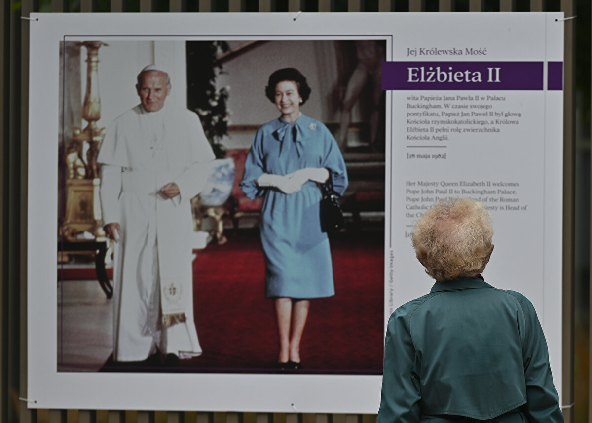 Kral Charles III'ün portresiyle birlikte yeni İngiliz para biriminin basılması gerekecek ve Kraliçe'nin para birimi kaldırılacak. Pullar, pasaportlar ve polis üniformaları da Kral Charles'ın saltanatını yansıtacak şekilde değiştirilecek. Bu işlemlerin maliyeti son derece yüksek olacak ve şu an tahmin edilen bir maliyet de yok.<br><br>