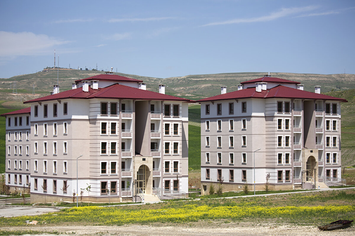 3- Eşim ve benim gelirim 16 bin liranın altında kalıyor. Eşim sosyal konuta, ben konut arsasına başvuru yapabilir miyim?<br><br>Konut arsası, vatandaşların kendi konutlarını istedikleri gibi yapabilmeleri için planlanmış bir proje olduğundan konuta başvurudan bir farkı olmamaktadır. Bir haneden ancak bir konut başvurusu yapılabilir. Ya konuta ya da konut arsasına başvuru yapılabilir.