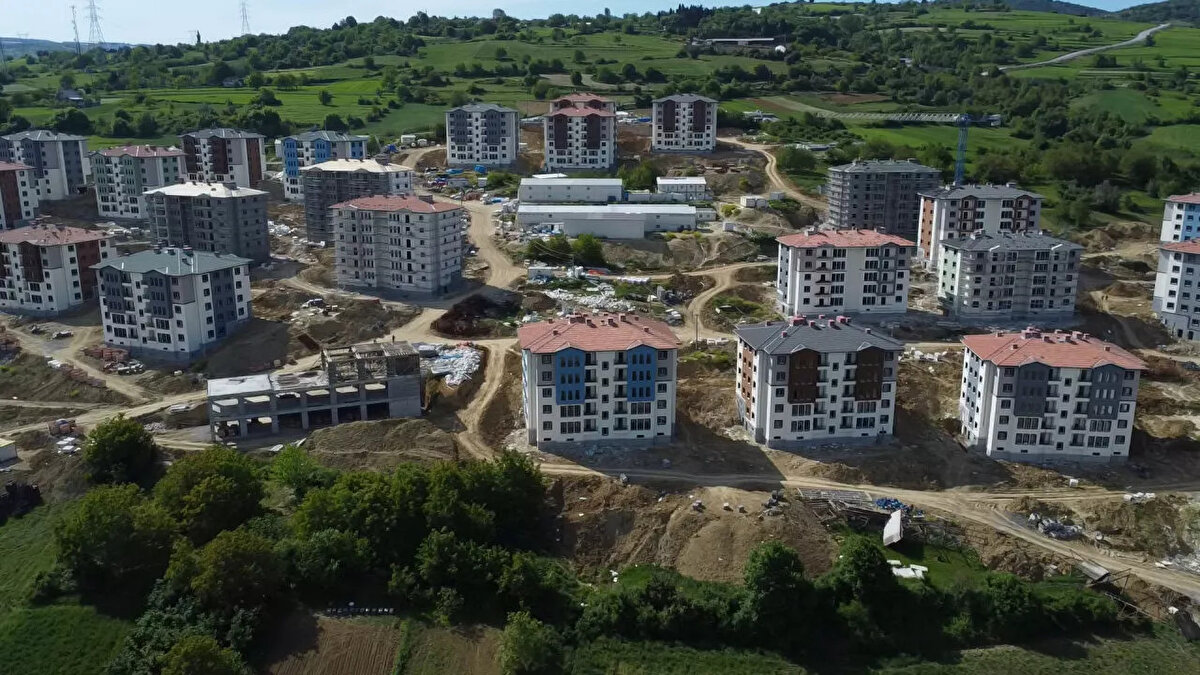 8 - Eşimden ayrıyım, iki çocuğum var ve ev kirası ödemekte zorlandığım için babamın yanında yaşıyorum. Hane halkı geliri hesaplanırken babamın ve benim gelirlerimiz birlikte mi değerlendiriliyor? Babam ve ben ayrı ayrı sosyal konuta başvurabilir miyiz?<br><br>Hane halkı geliri, eşlerin ve velayeti altındaki çocukların toplam gelirini ifade etmektedir. Dolayısıyla bu durumdakiler ayrı ayrı başvurabilir.