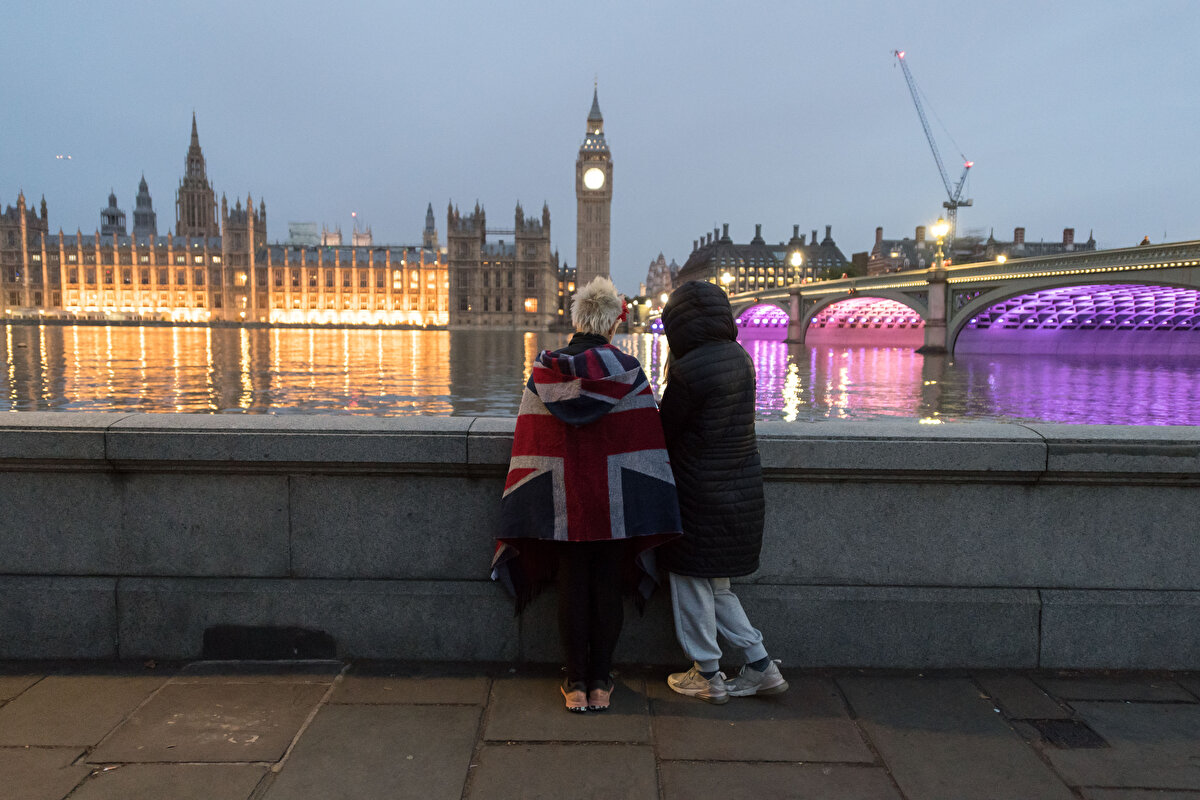 Kraliçe'nin tabutunu ziyaret edecekler için sıkı güvenlik önlemleri uygulanacak<br>İngiliz hükümet yetkilileri yaptığı açıklamada, Kraliçe'nin tabutunu ziyaret edeceklerin, havalimanlarındaki gibi çok sıkı güvenlikten geçeceği ve kalabalıkların uzun kuyruklara hazırlıklı olması uyarısında bulunmuştu.
