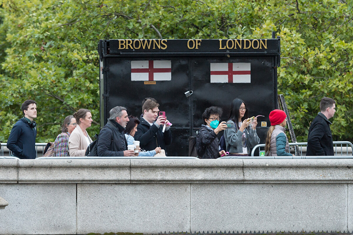 Burada katafalka konulan Kraliçe Elizabeth'in naaşı, TSİ 19.00'da halkın ziyaretine açıldı.<br><br>