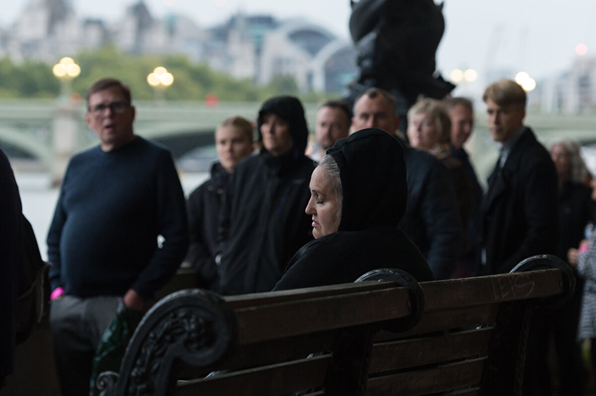 Ziyaretçilerin yanlarında taşıyabileceği eşyalar konusunda da çok sıkı kuralların olduğuna yer verilen açıklamada, çok küçük ebatlarda bir çantayla giriş yapabileceği, bu çantaların da girişte kontrolden geçirileceği bildirilmişti. Ayrıca, çiçek, mum ve hatıra eşyalarının da ziyaret alanına alınmayacağı belirtilmişti.<br><br>