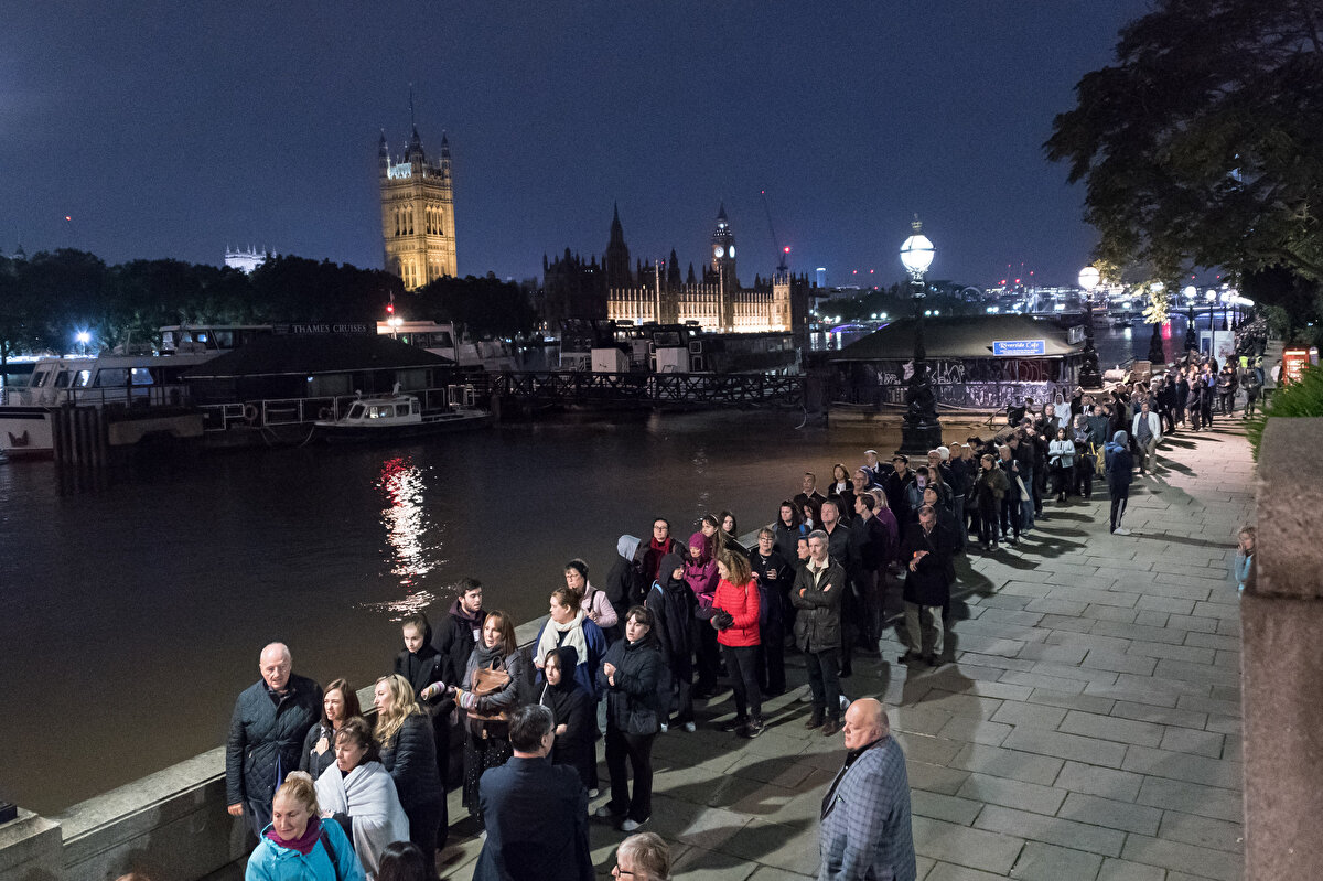 Bazı ziyaretçiler, 8 Eylül'de hayatını kaybeden Kraliçe Elizabeth'in tabutunu görebilmek için dün geceden bu yana kuyrukta bekliyor.<br><br>