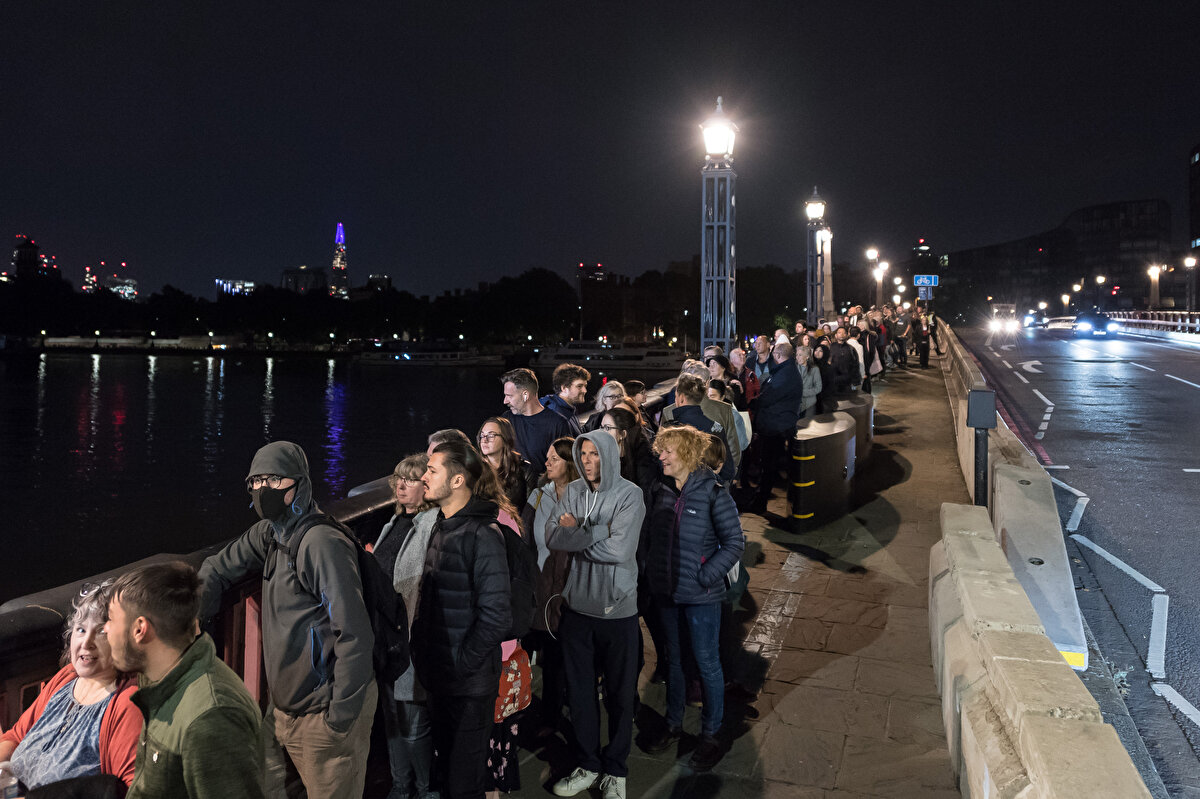İngiltere Kraliçesi'nin tabutu, dün İskoçya'nın başkenti Edinburgh'taki St. Giles Katedrali'nden alınarak İngiltere'nin başkenti Londra'ya getirilmişti.<br><br>