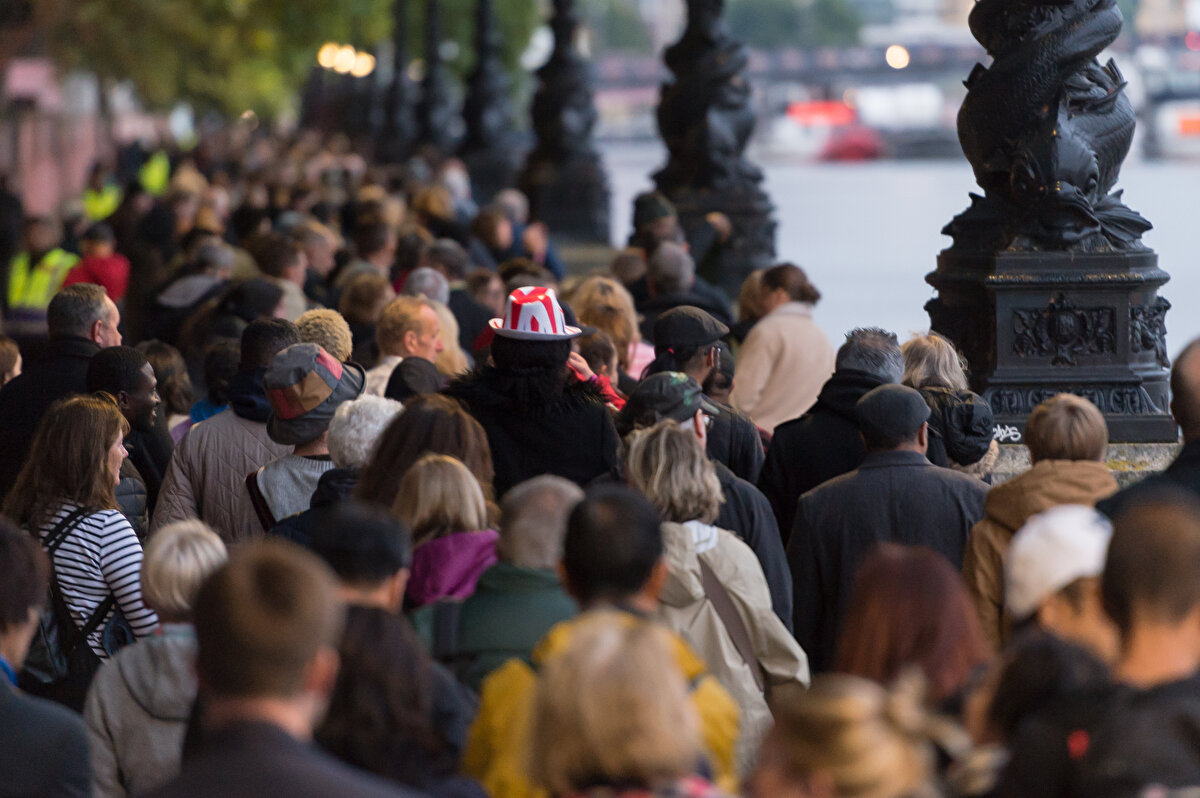 Kraliçe'nin tabutunu görmek isteyen on binlerce kişi, Westminster Hall'ün önünde uzun kuyruklar oluşturdu.<br><br>