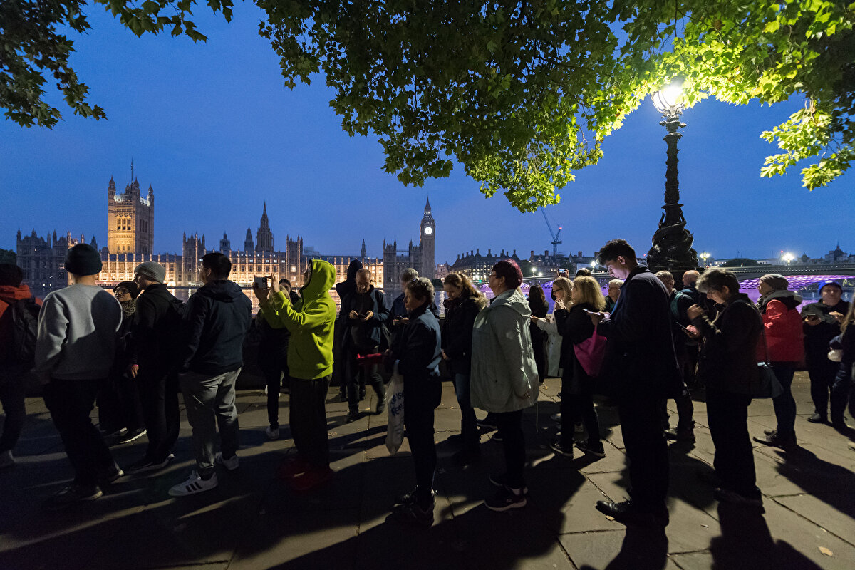 Havaalanından alınan Kraliçe'nin tabutu, daha sonra kortej eşliğinde Buckingham Sarayı'na götürülmüştü.<br><br>