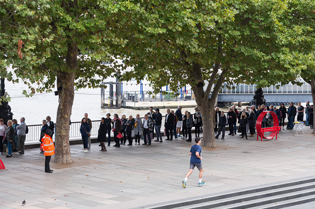 Toplu taşımada da uzun kuyruklar ve gecikmelerin yaşanabileceği vurgulanan açıklamada, "Ziyaretçilerin bekleyeceği kuyruk hareket etmeye devam edeceğinden, insanların oturmak için çok az fırsatı olacak ve muhtemelen bir gece saatlerce ayakta durmaları gerekecek." denilmişti.<br><br>