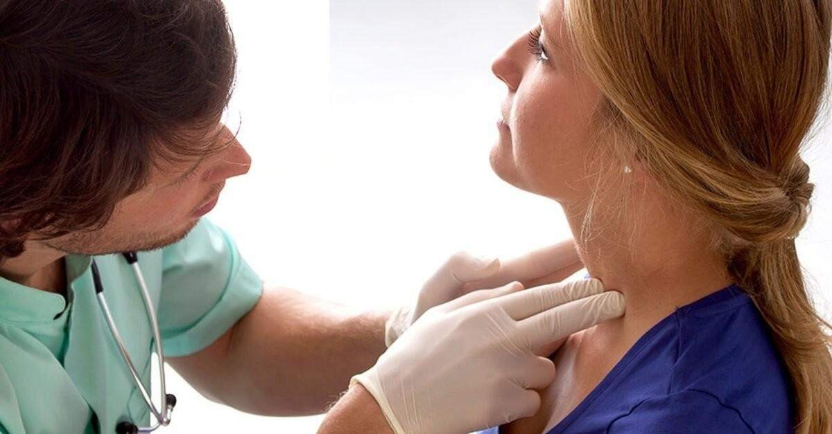 "Erken tanı ve erken tedavi çok önemli"<br><br>İmmünoterapi ve hedefe yönelik tedaviler sayesinde başarı şansının arttığını aktaran Özet, tedaviye yanıt vermenin hastalığın alt tipine, yaygınlığına ve hastanın durumuna bağlı olduğuna işaret etti. Prof. Dr. Gülsüm Özet, şu önerilerde bulundu:<br><br>"Lenfoma, tedavi edilebilen bir hastalık, önemli olan geç kalınmaması. Lenf bezi büyümesi, ateş, geçmeyen karın, kemik ağrısı gibi şikayetlerde hemen hekime başvurulması gerekiyor. Erken tanı ve erken tedavi 'kür' şansını getiriyor bize. Hastalarımız asla umutlarını kaybetmesinler, moral ve destek çok önemli. Hep hayatın içinde olsunlar, asla kenara çekilmesinler. Bir de mutlaka multidisipliner yaklaşım sunan merkezlerde tedavi alınmalı."