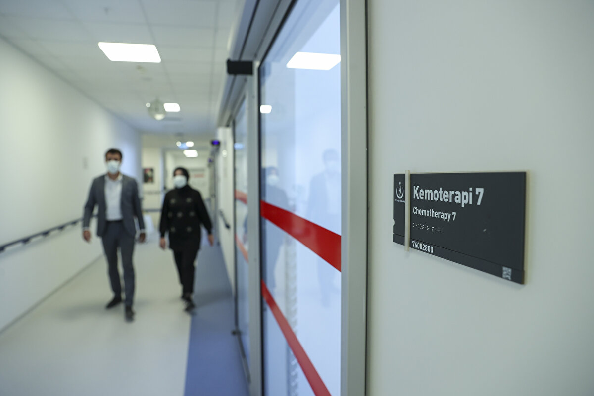 "6 ay çektiğim kemik ağrısı, lenfoma kaynaklıymış"<br><br>Karın ağrısı üzerine yapılan biyopsi sonucunda lenfoma teşhisi konulduğunu anlatan Çiçek, "Kemik ağrılarım 1,5 yıl önce başladı, uzun süre ortopediye gittim, fizik tedavi gördüm ama sonuç alamadım. Ardından yaşadığım karın ağrısıyla acile başvurunca durumu öğrendim. Aslında benim 6 ay boyunca çektiğim kemik ağrısı, lenfoma kaynaklıymış." dedi.<br><br>Ağrılar nedeniyle bir dönem yürüyemeyecek duruma geldiğini, tekerlekli sandalye kullandığını belirten Çiçek, lenfoma tedavisinin başlamasıyla ağrılarının azaldığını söyledi. Hümeyra Çiçek, lenfoma olduğunu ilk öğrendiğinde yaşadığı duyguları, şöyle anlattı:<br><br>"Bunu ilk kağıt üzerinde gördüm. Kendime hiç konduramadım, herhalde başkasının sonucuyla benimki karışmış dedim. Hala da bu hastalığı yakıştıramıyorum kendime, onu yenmek için tedavide ne gerekliyse harfiyen uyguladım. Hastalığım 4. evredeydi ama şükür çok güzel bir ilerleme sağladık. Şu an kontrol sürecim devam ediyor, ağrılarımdan kurtuldum, yürüyebiliyorum."