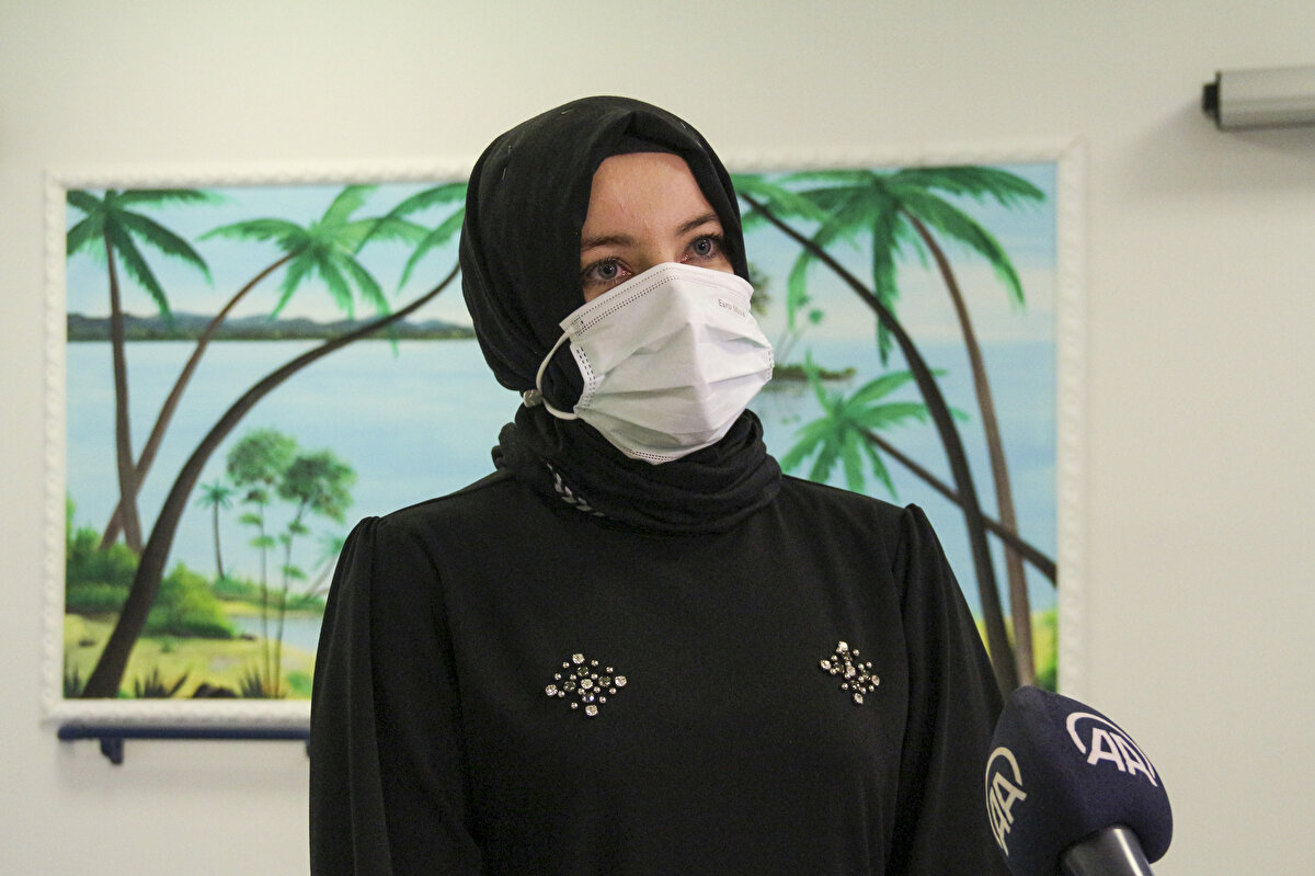 "İnancımı hiç kaybetmedim, moralimi yüksek tuttum"<br><br>Bu süreçte eşi ve ailesinden aldığı manevi desteğin kendisine güç verdiğini, her zaman moralini yüksek tuttuğunu dile getiren Çiçek, "Ben bu dönemde bağırsaklarımdaki yapışma sebebiyle 4 ay yoğun bakımda kaldım, sadece serumla beslendim. Çok yorulduğumu hissettiğim dönemler oldu ama hep 'Bu bir süreç ve bitece.k' dedim, moralimi yüksek tuttum. Bunda doktorlarımın da çok büyük katkısı var, hep güvendim onlara. İnancımı hiç kaybetmedim." ifadesini kullandı.<br><br>Hümeyra Çiçek, şu an kanseri yenmiş olmaktan büyük mutluluk duyduğunu dile getirerek, "Biz elimizden geleni yaptığımız sürece Allah'ın hepimize şifa vereceğine inanıyorum. Umarım bütün hastalarımız en kısa sürede sağlıklarına kavuşurlar. Umutsuz olmamız için hiçbir sebep yok." diye konuştu.