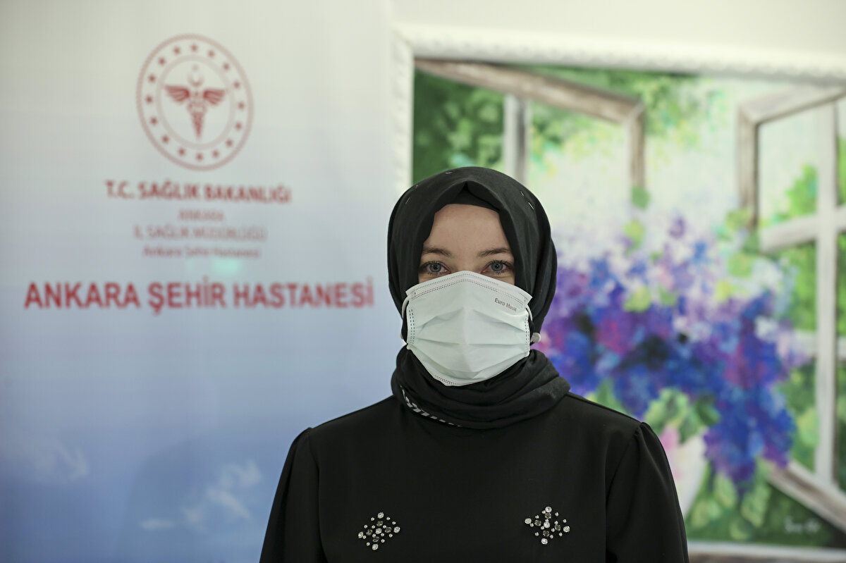 Mühendis Hümeyra Çiçek, kalça bölgesinde 6 ay süren kemik ağrıları nedeniyle önce ortopedi uzmanlarına, ardından fizik tedaviye gitti fakat sıkıntılarına çare bulamadı.<br><br>Kemik ağrılarıyla birlikte 1,5 yıl önce yoğun karın ağrısı yaşayan ve bunun üzerine Ankara Şehir Hastanesi acil servisine başvuran 29 yaşındaki hasta, yapılan tetkikler sonucunda son evre (4. evre) lenfoma olduğunu öğrendi.<br><br>Bu aşamadan itibaren Ankara Şehir Hastanesi Onkoloji Hastanesi'nde bir yıl tedavi görerek kanseri yenen Hümeyra Çiçek ile doktoru Hematoloji Kliniği İdari ve Eğitim Sorumlusu Prof. Dr. Gülsüm Özet, 15 Eylül Dünya Lenfoma Farkındalık Günü dolayısıyla AA muhabirinin sorularını yanıtladı.