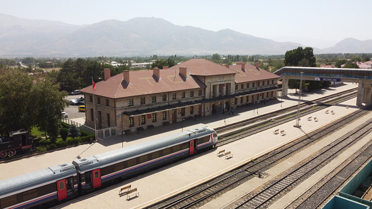Öğrencilerden Cenk Gülez de beldelerinden geçen trenlerin içerisindeki yolculara sürekli el salladıklarını belirterek, "Biz beldemizden geçen trene binmek istiyorduk. Bu nedenle trene binme hayalleri kuruyorduk. Öğretmenimizin bizlere verdiği destekle onların resimlerini çiziyorduk." ifadelerini kullandı.