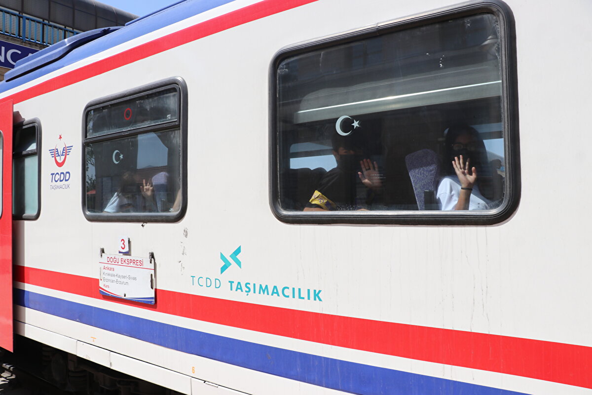 Tren garında çocukların, hiç binmeden tren yolculuğunu tuvale yansıttığını ifade eden Yılmazçelik, öğrencilerin trenle yolculuk hayalini gerçeğe dönüştürmekten duyduğu mutluluğu anlattı.<br><br>