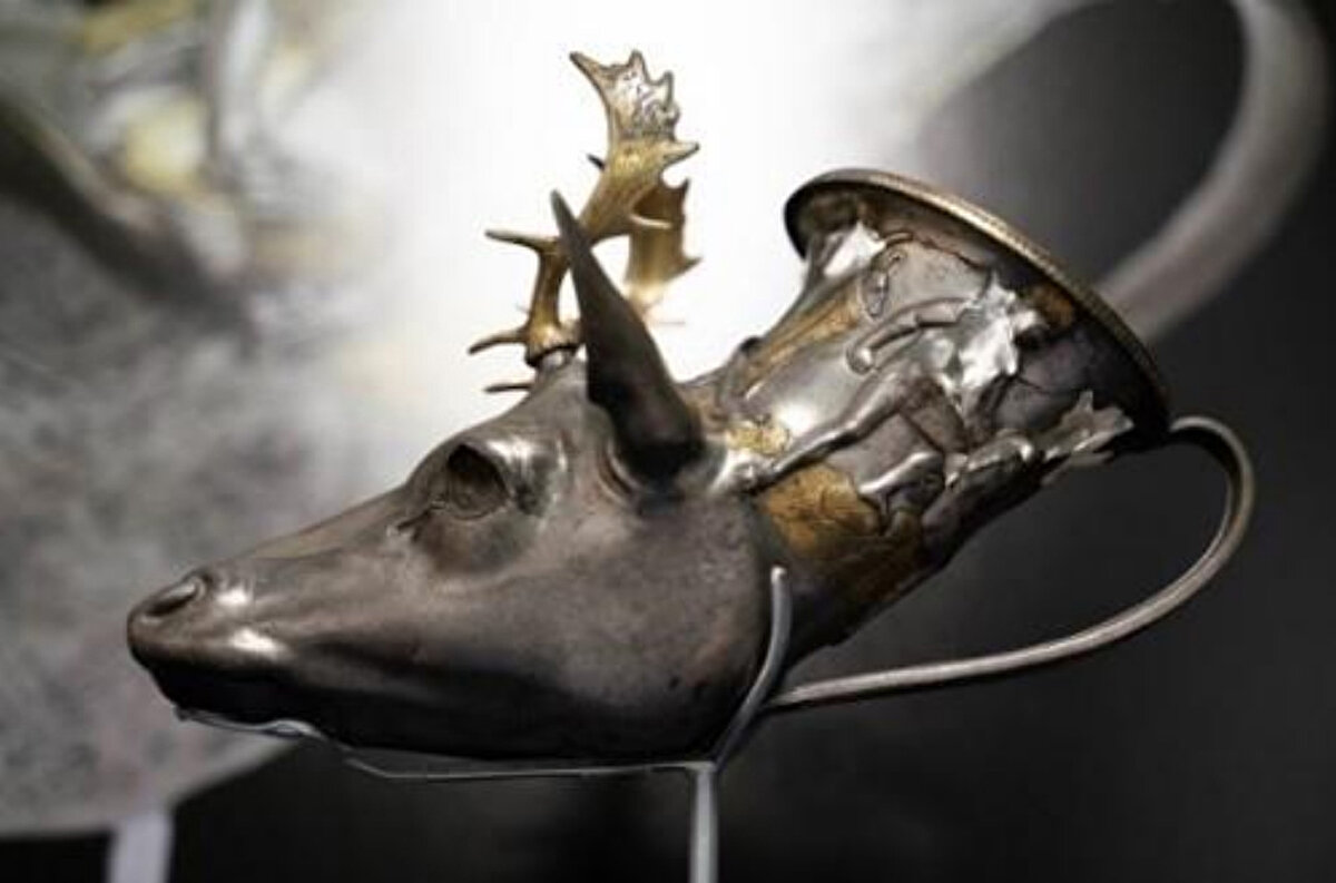 ABD'DEN SECCADE ÖRTÜSÜ<br>ABD'nin Alabama eyaletindeki Mobile Museum Art (MMoA) tarafından Türkiye kökenli olduğu düşünülen 19'uncu yüzyıla tarihlenen 1 adet seccade örtüsü iade edildi. Tarihi seccade 5 Ocak'ta Bakanlık yetkililerince teslim alınarak Ankara Etnografya Müzesi'nde korumaya alındı. 125x190 santimetre ölçülerindeki dikdörtgen formlu ve ipek ve keten kumaş kullanılan seccade örtüsünün üzerindeki işlemelerde suzeni tekniği bulunuyor. Tamamen bitkisel motiflerle bezeli seccadenin merkezinde ise mihrap deseni var.