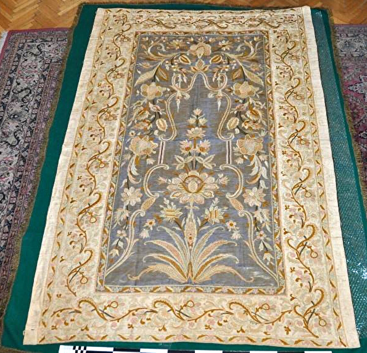 M.Ö. 7-6'ncı yüzyıla ait 7 adet altın giysi süsleri ile altın ve fildişinden üretilmiş kadın figürini. M.Ö. 4-3'üncü yüzyıla tarihlenen, gümüş ve altın Helenistik döneme ait geyik başı biçimli rhyton. Neolitik döneme ait pişmiş toprak Ana Tanrıça figürini. Kalkolitik Çağa ait mermer Kilia Tipi İdol. M.Ö. 2'nci binyıla ait iki adet bronz kuş biçimli standart ve bronz dağ keçisi biçimli standart.