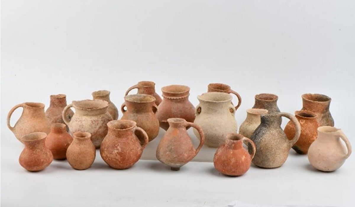 HIRVATİSTAN'DAN 1059 ESER<br>Hırvatistan Interpol birimince, Bajakovo- Batrovci sınır kapısında bir Türk vatandaşının kullandığı TIR'da 1059 kültür varlığına el konuldu. Vinkovci Arkeoloji Müzesi'nde muhafaza altına alınan eserlerle yapılan incelemede Anadolu kökenli oldukları ve yasa dışı yollarla Türkiye'den çıkarıldığı tespit edildi. Adli sürecin ardından da 10 Mart'ta Türkiye'ye getirilen eserler 2022 Anadolu Medeniyetleri Müzesi'ne teslim edildi. M.Ö. 5'inci yüzyıldan 13'üncü yüzyıl arasını kapsayan gümüş ve bronz sikkelerin Athena, Ephesos, Klilikia, Bithynia, Seleukos, Pontus, Kaisareia, Apameia, Pergamon, Amisos, Hierapolis Kastabala, Akmoneia, Parion, Hadrianopolis, Aspendos, Ephesos, Philadelphia, Aigaion, Mopsos, Etenna, Sarde, Kyzikos, Nikomedia, Antiochia dönemlerine ait olduğu açıklandı. Ayrıca Anadolu Selçuklu dönemine ait 2'nci Giyaseddin Keyhüsrev döneminde basılan gümüş sikke de bulunuyor. Sikkelerin dışında ise Geç Roma- Bizans dönemlerine tarihlenen yüzük, hayvan figürinleri, insan yüzü biçimli aplik parçalar, röliker, kemer tokası parçası ile birlikte bir Hermes heykelciliği de var.