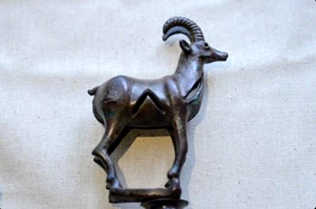 12 SİKKE İSTANBUL'DA<br>ABD'de Manhattan Bölge Savcılığı Ofisi'nce yürütülen bir soruşturma kapsamında 2013 yılında ele geçirilen 12 sikkeye ilişkin Bakanlık bilgilendirildi. Türkiye kökenli oldukları uzmanlarca ortaya konulan ve iadesi talep edilen 12 sikke, ABD'deki adli sürecin tamamlanmasıyla 3 Şubat'ta Türkiye'ye getirildi. İstanbul Arkeoloji Müzesi'nde sergilenen elektrum ve gümüş sikkeler M.Ö. 6'ncı yüzyıl ile M.Ö. 3'üncü yüzyıl arasına tarihlendiriliyor. Gümüşlerin Makedonya Kralı 3'üncü Aleksandros'un Milet, Sardes ve Lampsakos gibi Anadolu kentlerinde bastırdığı örneklerden, elektrumların İonia ve Lydia bölgelerine ait oldukları açıklandı.