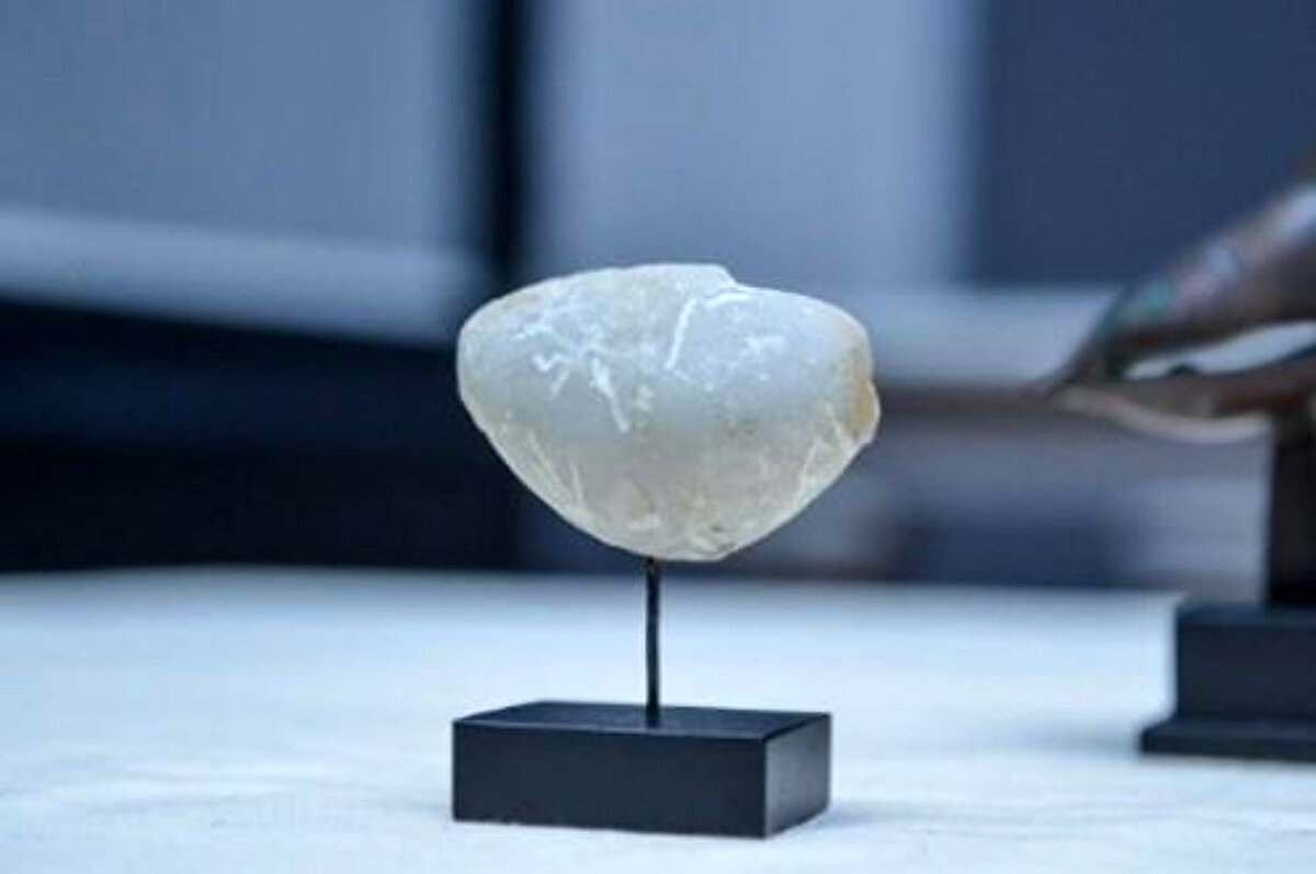 2 KİLİA İDOLÜ BAŞI<br>Yine ABD'de Manhattan Bölge Savcılığı Ofisi'nin soruşturmasında ülkemizden yasa dışı yollarla kaçırıldığı belirlenen ve el konulan Kalkolitik çağına tarihlenen 2 Kilia idolü başı 3 Şubat'ta iade edildi. Bu iki eser de İstanbul Arkeoloji Müzesi'nde sergileniyor.