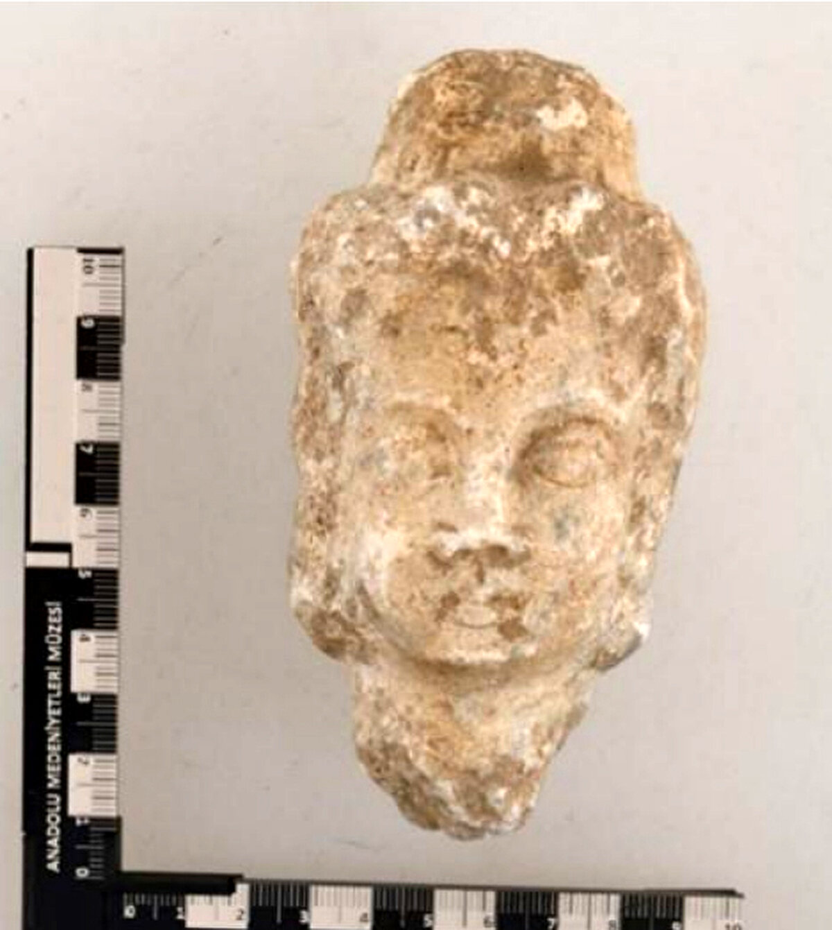 İadesi bu yıl sağlanan eserlerden 1059'u Hırvatistan'dan, 50'si ABD'den, 3'ü Almanya'dan, 1'i de İngiltere'den geldi. Bu yıl geri dönen eserler ve özellikleri şöyle:<br>ABD, Kentucky Sınır ve Muhafaza Bürosu tarafından 13 Mayıs 2010'da el konan 21 adet pişmiş toprak kap Bakanlık uzmanlarınca incelendi. Anadolu kökenli, Roma Dönemi yerel kaplar olduğunun anlaşılması üzerine ülkemize iadesi talep edildi. ABD'deki adli sürecin tamamlanması sonrası 2022 yılının başında Washington Büyükelçiliği'ne teslim edildi. 18 Ocak'ta Türkiye'ye getirilen eserler Ankara Anadolu Medeniyetleri Müzesi'nde koruma altına alındı.