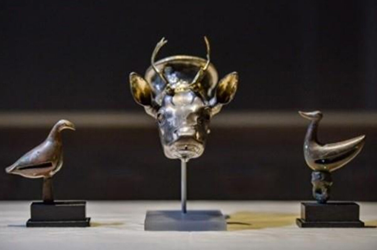 ANA TANRIÇA FİGÜRİNİ<br>ABD'de Michael Steinhardt'ın koleksiyonuna dair Manhattan Bölge Savcılığı Ofisi'nin soruşturma kapsamında el konulan eserleri Türkiye'den uzmanlarca inceledi. Binlerce arşiv belgesi incelemesi ve toplanan delillerle birlikte Anadolu kökenli olduğu belirlenen 14 eserin iadesi 3 Şubat'ta sağlandı. İstanbul Arkeoloji Müzesi'nde sergilenen bu 14 eser şöyle: