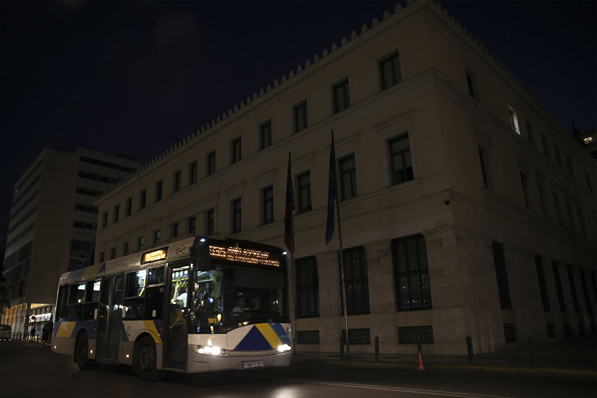 Atina'daki arkeolojik alanlarda da ışıklandırma kısıtlamasına gidilecek. Mevcut ışıklandırma sistemleri ise LED kullanımı ile tasarruflu hale getirilecek.<br><br>Hafta başında Yunanistan Parlamentosunun ışıklarına sınırlandırma getirilmişti. Enerji tasarrufu için bina yüzeyindeki ışıklandırmanın kapatılmasına, sadece bina çevresindeki güvenlik amaçlı ışıkların kullanılmasına karar verilmişti.