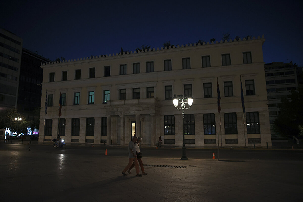 Rusya’nın gazını kapattığı Avrupa’da enerji paniği büyüyor. Yunanistan'da enerji kriziyle mücadele çerçevesinde alınan tasarruf tedbirleri nedeniyle Atina Belediyesi binasının ışıklandırması sınırlandırıldı.<br><br>Uygulamaya göre, Atina Belediyesi binasının ışıkları akşamları kapatılacak.
