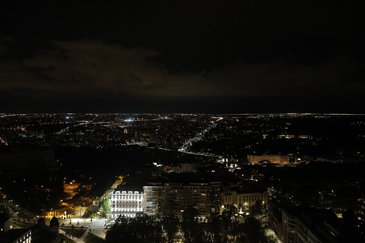 Fransız elektrik iletim şebekesi 2022-2023 kışına ilişkin senaryoları derleyen ön tahmin araştırmasında, Fransa'da gelecek kış aylarında elektrik sistemi üzerinde ciddi baskı olma riski üzerinde duruldu ve bu riskin tüketimi azaltarak kontrol edilebilir olduğu kaydedildi. <br><br>Araştırmada, büyük çoğunlukla saat 08.00 ile 13.00 ve 18.00 ile 20.00 arasında hafta içi kesinti riskinin bulunduğu üzerinde duruldu.<br><br>Çoğu zaman ulusal düzeyde elektrik tüketiminin, yüzde 1 ila 5, aşırı meteorolojik koşullarda ise yüzde 15'e kadar azaltarak kesintilerin önlenebileceği kaydedildi.