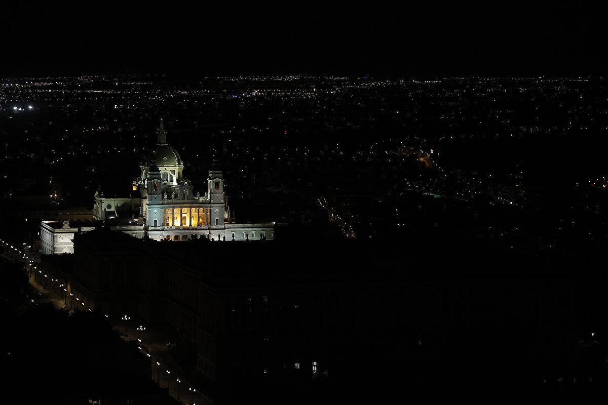 De Croo, kamu binalarında 19.00 ile 06.00 arasında aydınlatmaların kapatılacağını, ısıtmanın en yüksek 19 dereceye, soğutma sistemlerinin de 27 dereceye ayarlanacağını kaydetti.<br><br>