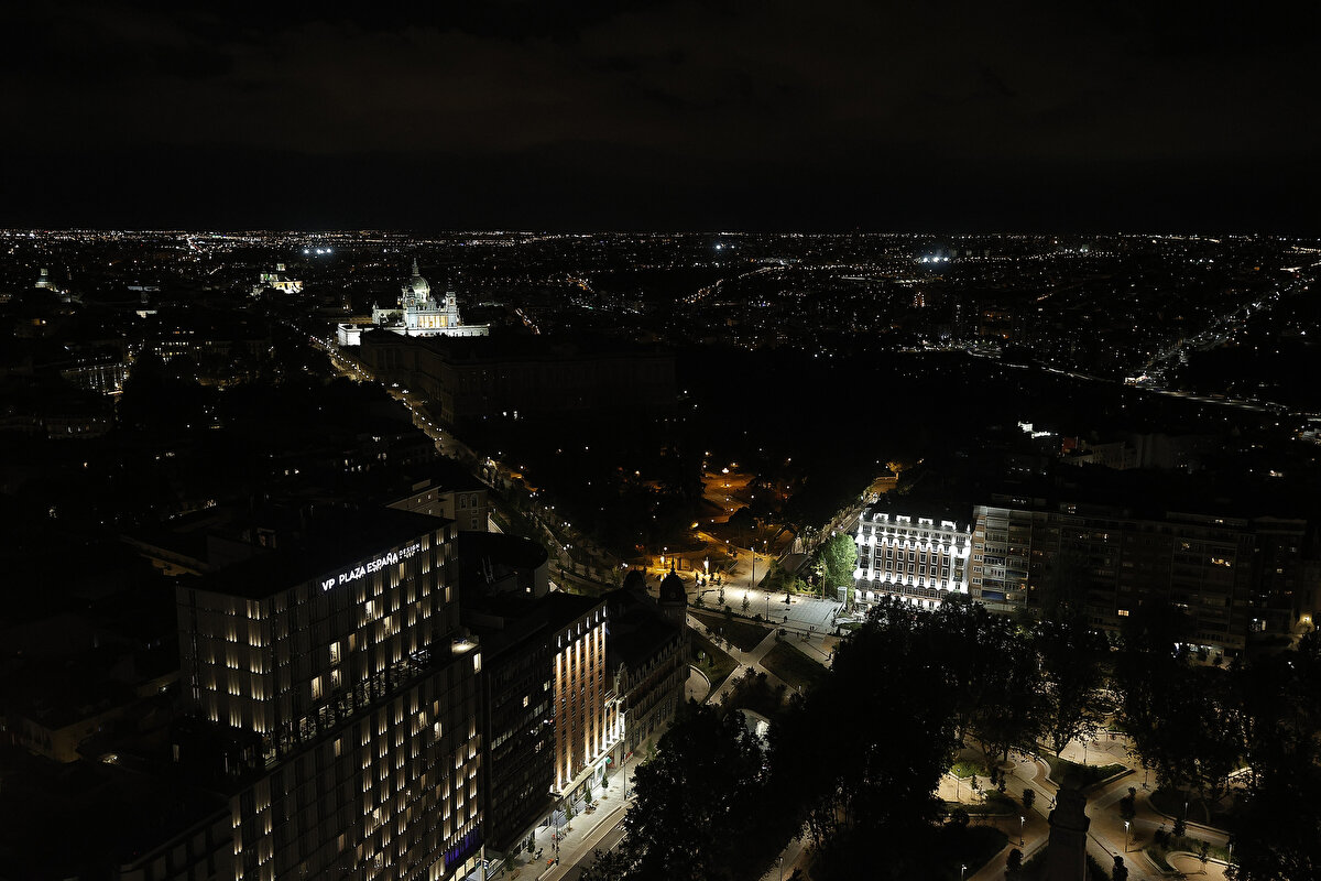 Sabah gazetesinin haberine göre, Çelik üreticisi ArcelorMittal, düşük talep ve artan gaz maliyetleri nedeniyle Almanya'daki iki, İspanya'daki bir çelik fabrikasındaki yüksek fırınlarını kısmen kapatmayı planlıyor.<br><br>Hollanda'da hizmet veren alüminyum fabrikası Damco, yüksek enerji maliyetleri nedeniyle üretimini durdurdu.<br><br>Finlandiyalı paslanmaz çelik üreticisi Outokumpu, fırınlarından birinin bakımın ardından yeniden başlatılmasını erteleyeceğini açıkladı. 