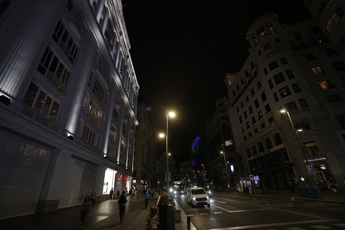 Almanya'da, Rusya'dan ithal edilen gaza bağımlılığı azaltmak ve enerji tasarrufu sağlamak amacıyla kamu binaları, heykeller, anıtlar ve tabelaların ışıkları yerel saatle 22.00'den itibaren kapatıldı. <br><br>Ayrıca hastaneler dışındaki kamu binaları, 19 derecenin üzerinde ısıtılmayacak.<br><br>Ağır fiziksel işlerin yapıldığı alanlar 19 dereceden daha soğuk olabilecek.<br><br>Fuar ve büyük salonlar gibi insanların kalabalık olarak kullandığı alanlar ise hiç ısıtılmayabilecek.