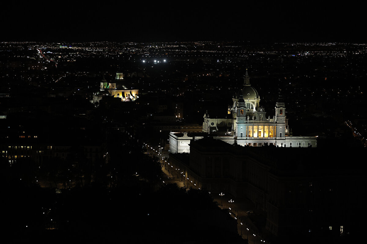 Fransa, "Enerji Tasarrufu Planı" kapsamında bu yılki enerji tüketimlerini geçen yıla göre yüzde 10 azaltmayı hedefliyor.<br><br>Enerji tasarrufu için ulusal düzede, iş yerlerinde klimaların en düşük 26 derecede, kaloriferlerin de en yüksek 19 derecede çalıştırılması kararlaştırıldı.<br><br>Mağaza vitrinlerinin ışıkları gece 01.00'den sabah 06.00'ya kadar söndürüldü.<br><br>Başkentteki kamu binalarının sıcaklıkları kademeli olarak 19 dereceden 18 dereceye düşürülecek ve idari kurumlara ait binalar bu kış bir ay geç ısıtılmaya başlanacak. Paris'in yüzme havuzlarındaki sıcaklık da bir derece düşürülecek.<br><br>10 Ekim'de enerji tasarrufuna ilişkin bilinçlendirme kampanyasının başlatılacağı ülkede, artan enerji fiyatlarıyla mücadele kapsamında yıl sonuna kadar 12 milyon haneye 100 veya 200 euroluk enerji çeki verilecek.
