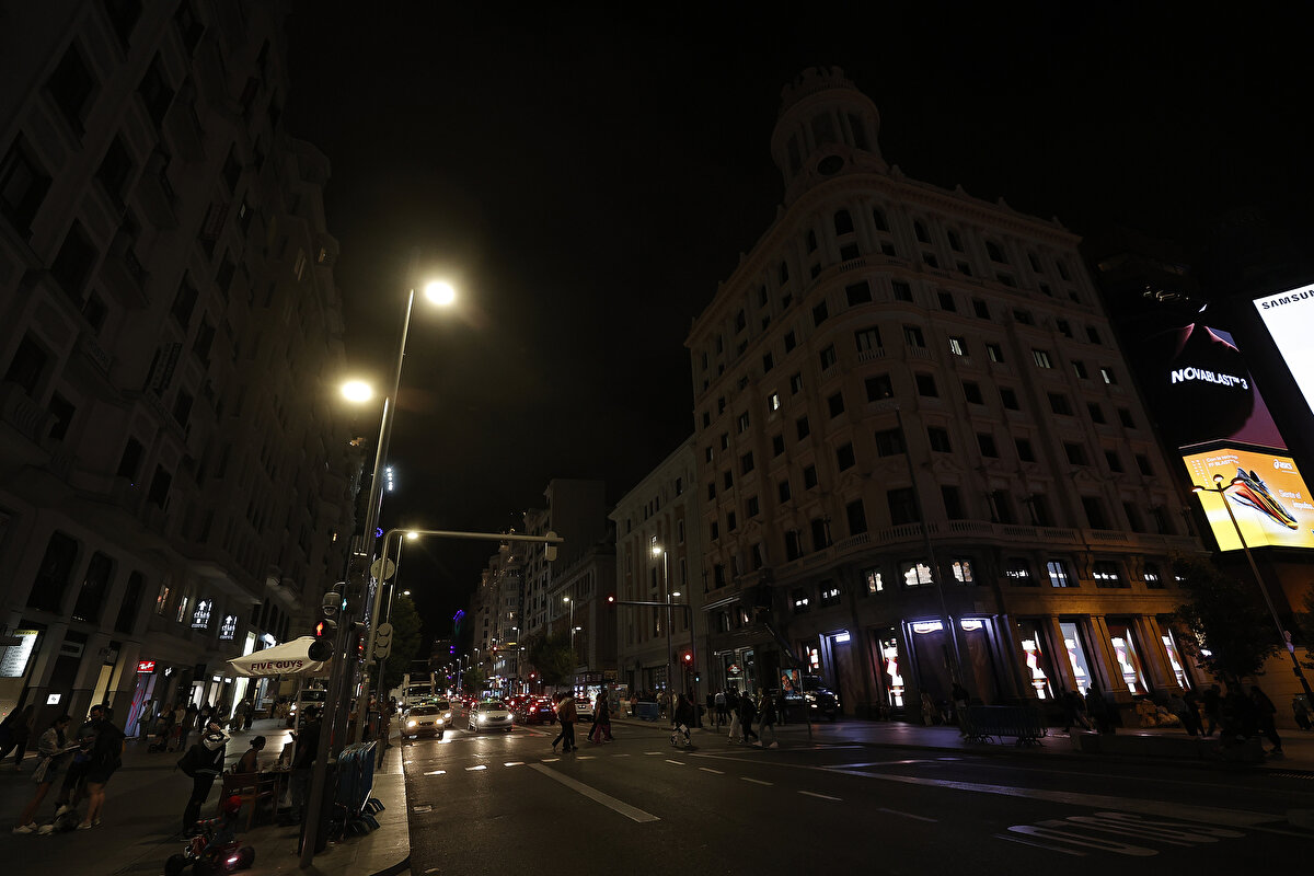 İtalya'da bazı restoranlar, elektrik faturalarındaki artış nedeniyle ışıkları söndürüp mum yakmaya başladı.<br><br>Müşterilerin mum ışığında restoranda vakit geçirdiği anlar sosyal medyada paylaşılırken, "Avrupa ve ötesinde çok sıcak bir sonbahar yaşanacak" yorumu yapıldı.