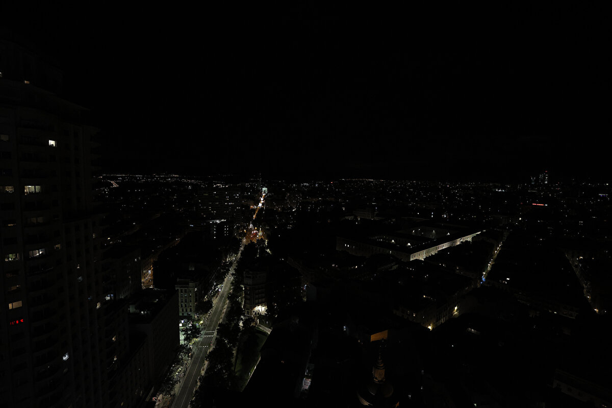 Fransa'da hükümet, enerji tasarrufu için tren seferlerini azaltmayı hedefliyor.<br><br>Le Parisien gazetesinin abonelerine sunduğu özel haberine göre, hükümet yetkilileri ülkenin resmi demir yolu şirketi SNCF'den büyük elektrik kesintisi durumunda tren sayısını azaltma olasılıklarını etraflıca ele almaları talimatını gönderdi.