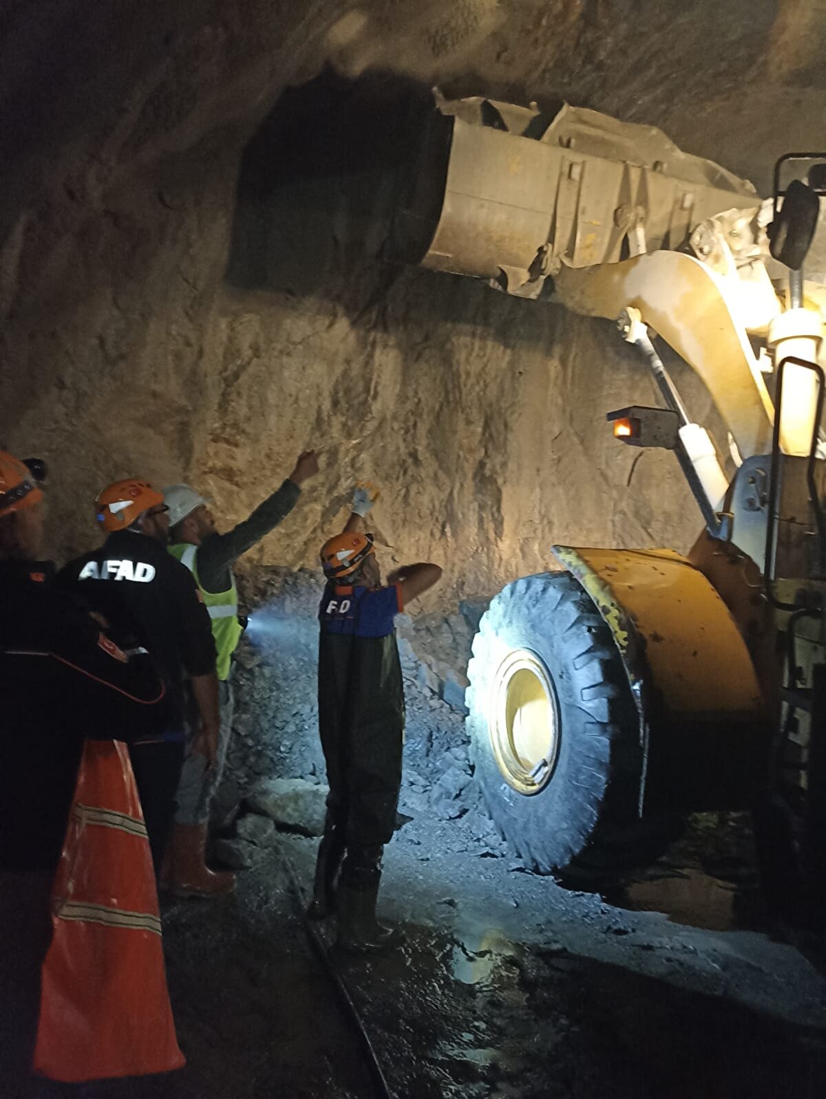 Arkadaşlarını kurtarmaya çalışırken düşen toprak ve taşların altında kaldığını belirten Diyapoğlu, kendisini kurtaranlara teşekkür etti.<br><br>