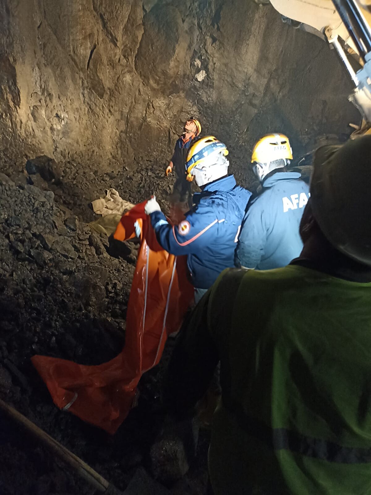 Çalışmada işçilerden 2'sinin cansız bedeni göçük altından çıkarılarak Başkale Devlet Hastanesine kaldırıldı.<br><br>