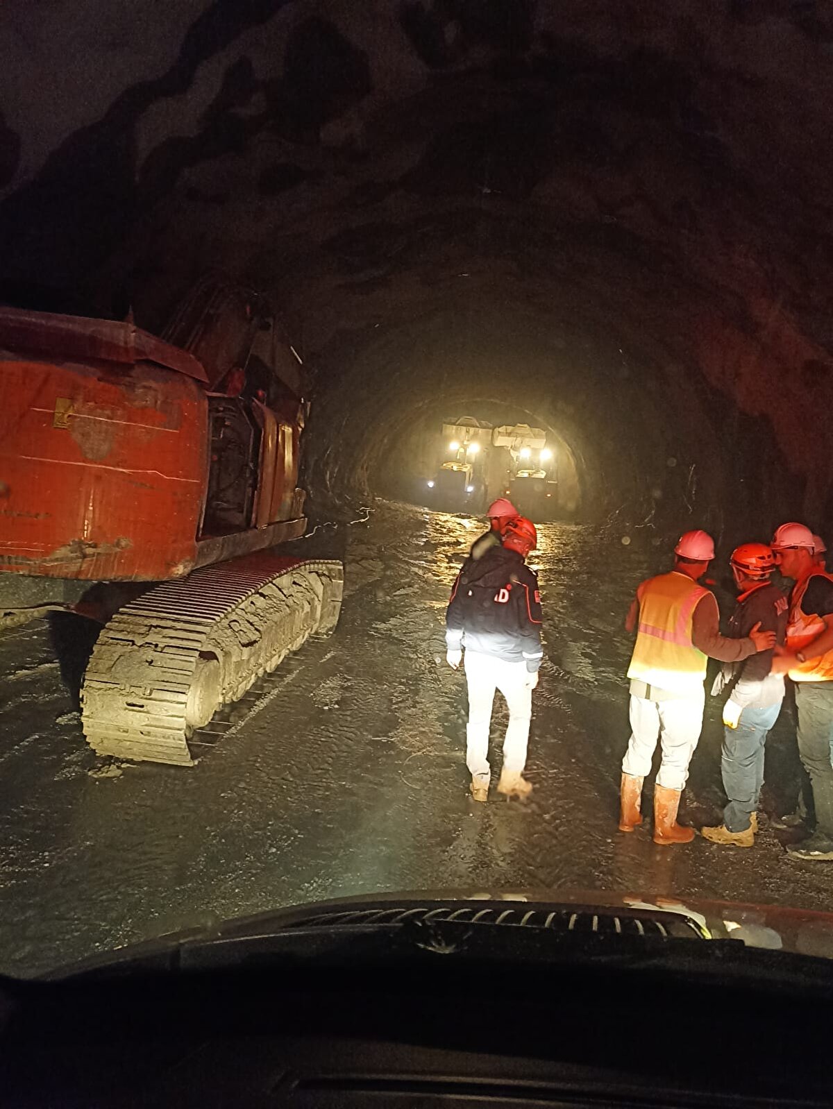 Enkaz altından kurtarılarak Başkale Devlet Hastanesinde tedavi altına alınan yaralı Cemil Diyapoğlu, tünelde çalışma esnasında göçük meydana geldiğini söyledi.<br><br>