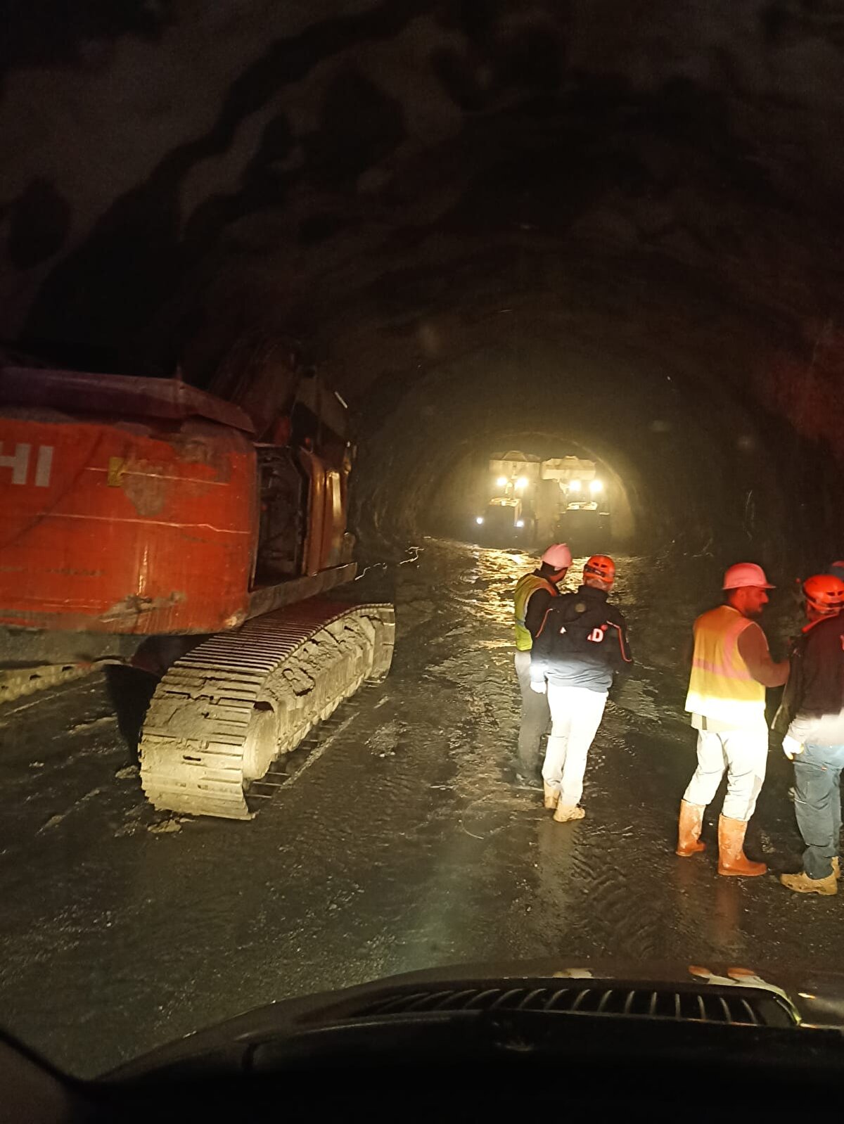 Olay yerine sevk edilen ekipler, göçük altında kalan işçilerin kurtarılması için çalışma başlattı.<br><br>