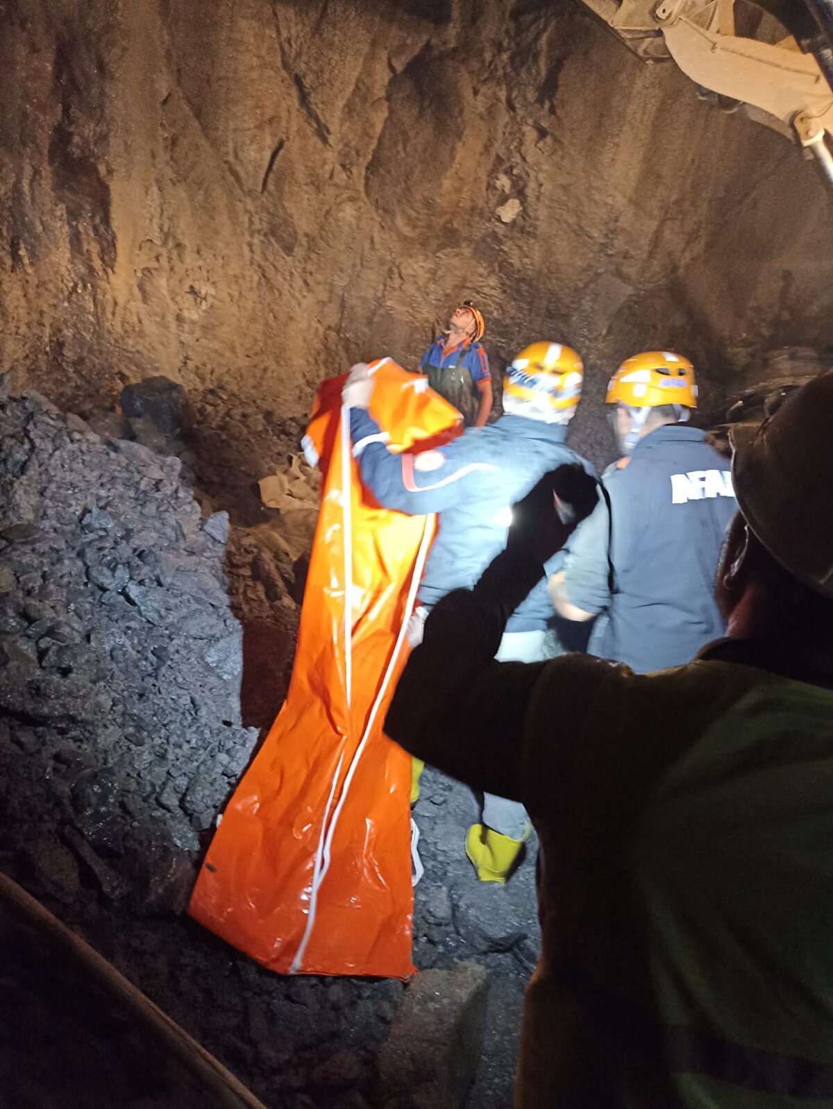 Vali ve Büyükşehir Belediye Başkan Vekili Ozan Balcı ile İl Jandarma Komutanı Tuğgeneral Hüseyin Bekmez, Büyükşehir Belediyesi Genel Sekreteri Fatih Çelikel olay yerine gelerek bilgi aldı.<br><br>